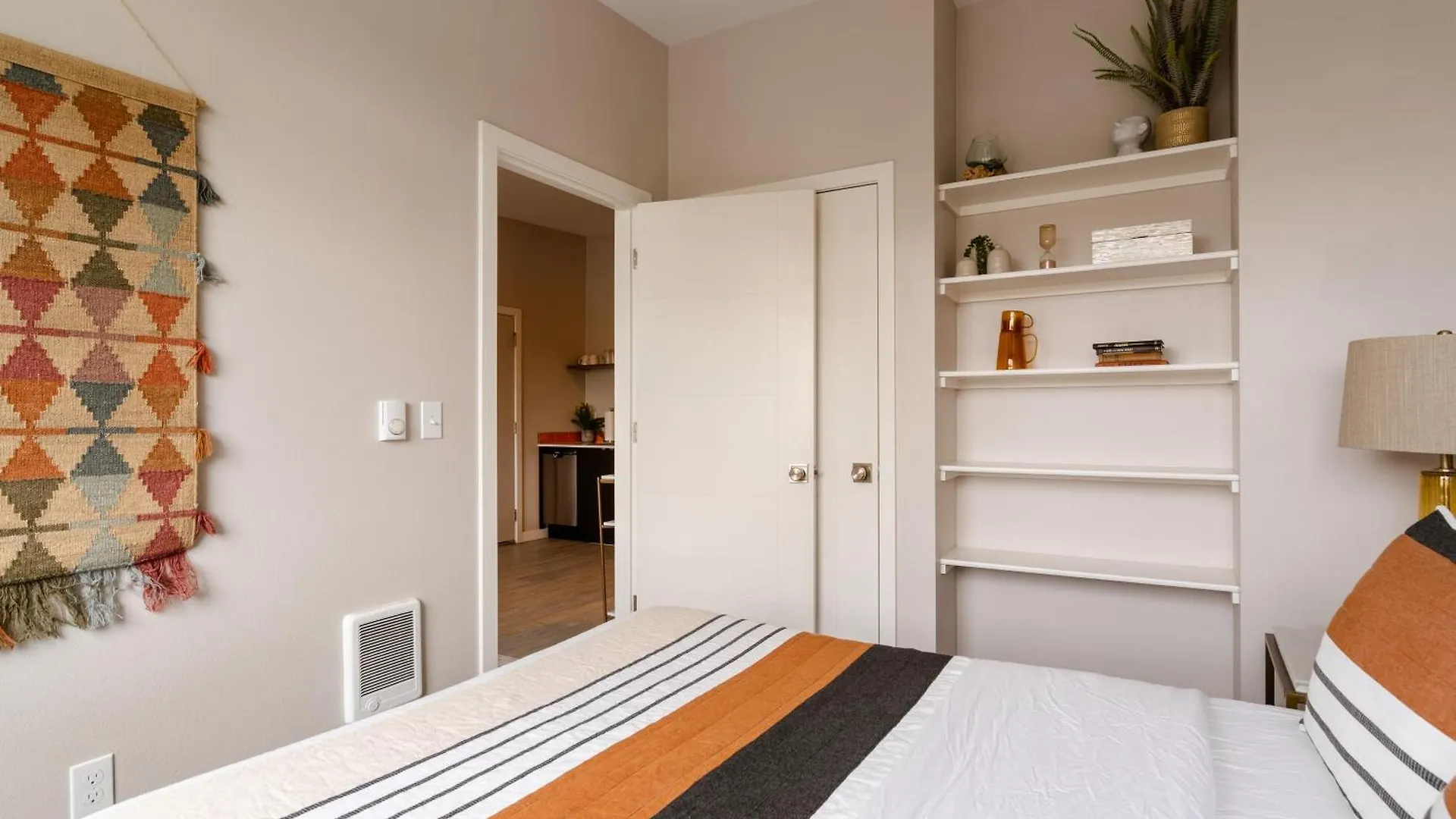 Stylish Portland 1Br W 90 Walkscore 0*,  United States